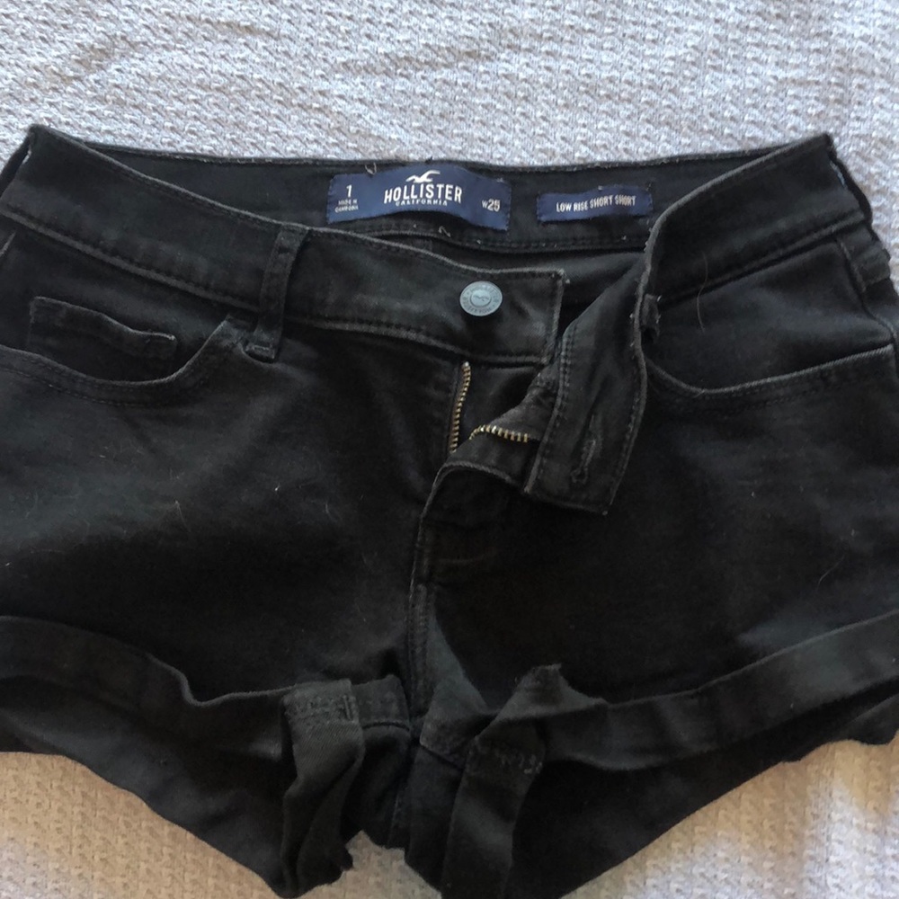 black hollister jean shorts.
